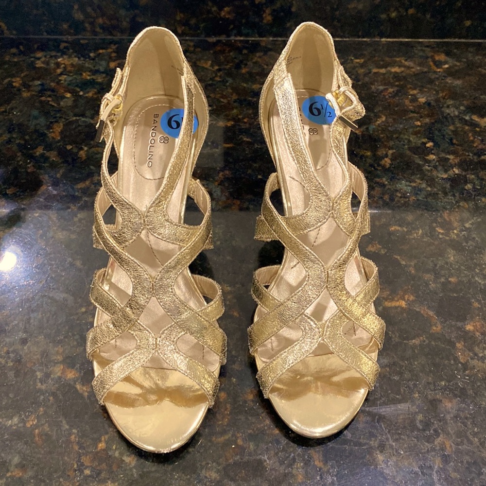 NWOT Bandolino gold tone heels